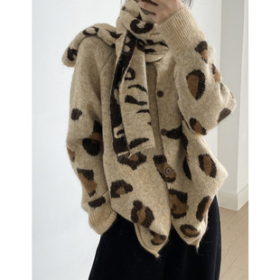 慵懒风豹纹开衫法式毛衣女2025秋冬新款含围巾保暖时尚针织衫上衣