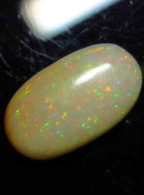 天然彩虹欧泊彩色丰富