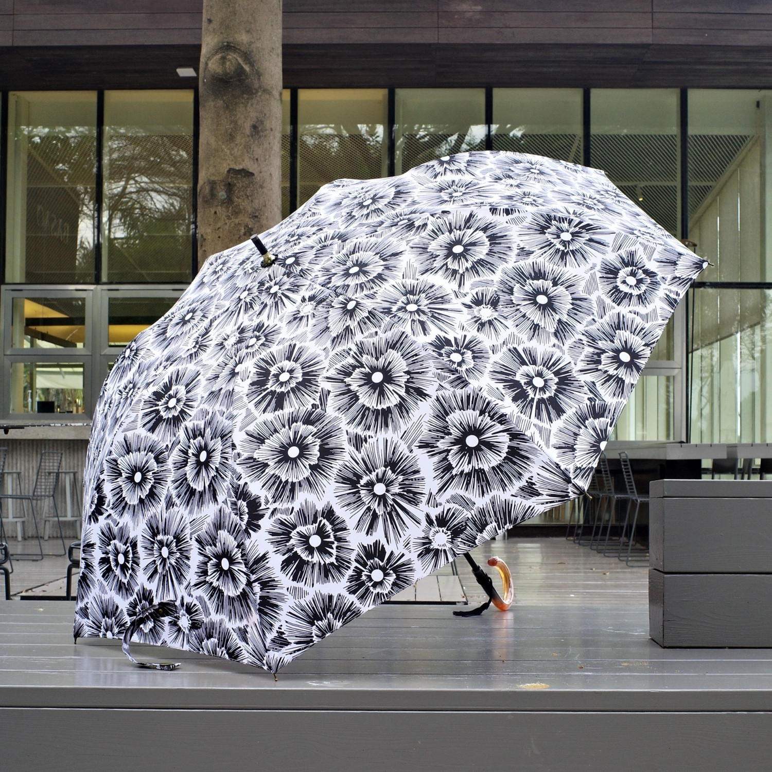 北欧风格黑白花卉艺术风格时尚两节折叠女士晴雨伞琥珀色伞柄超轻