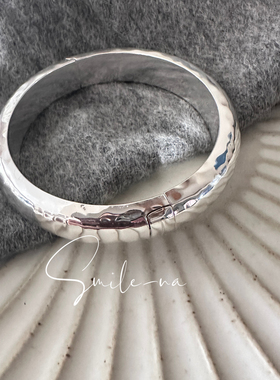 韩国进口小众设计款925纯银捶打宽版纹理感设计搭扣时尚手镯