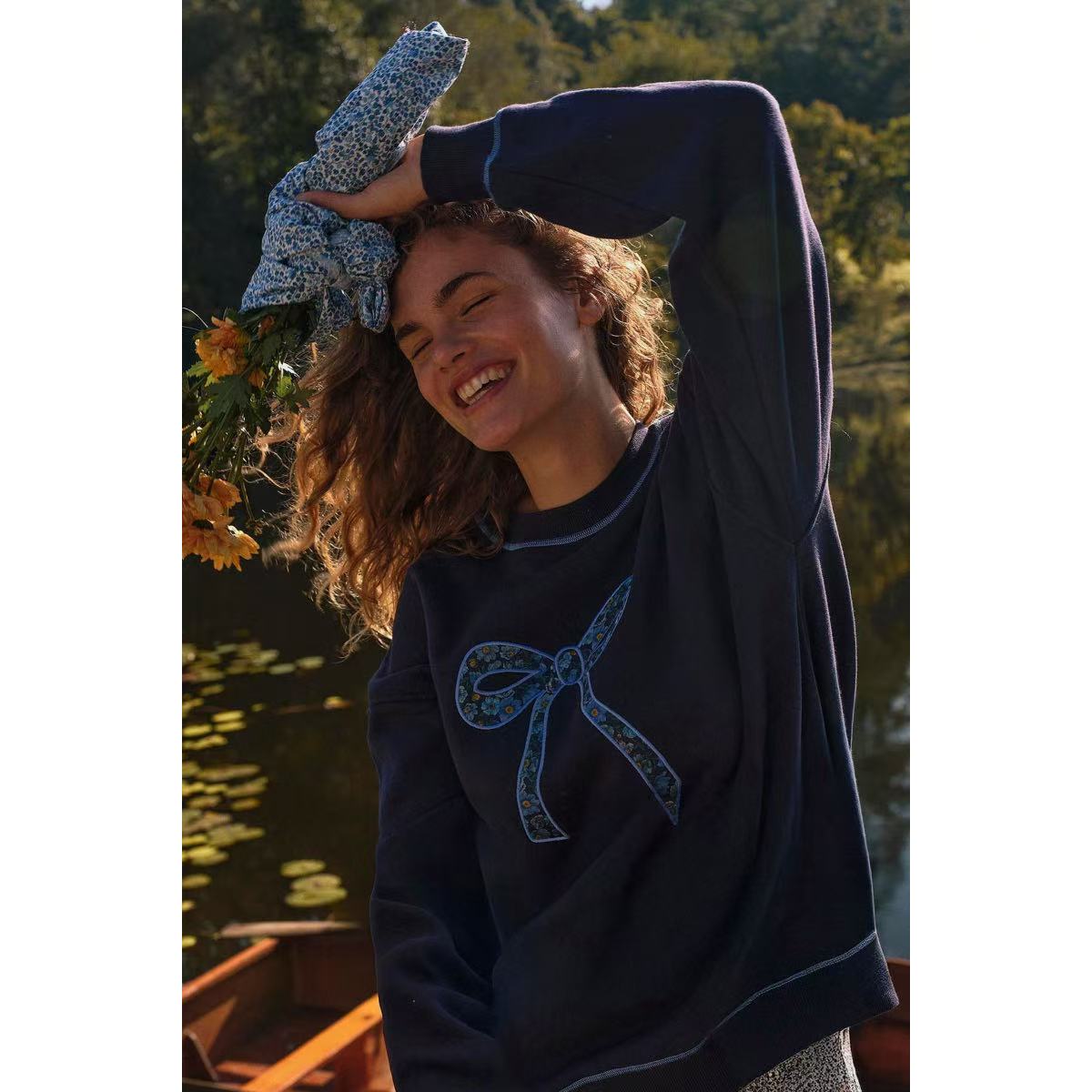 蝴蝶结图案百搭显瘦圆领套头卫衣