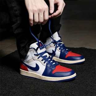 耐克男鞋新款AIR JORDAN 1中帮板鞋aj1复古休闲篮球鞋 DQ8426-102