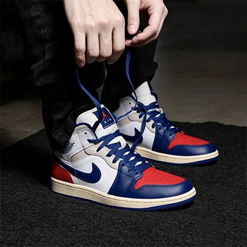 耐克男鞋新款AIR JORDAN 1中帮板鞋aj1复古休闲篮球鞋 DQ8426-102