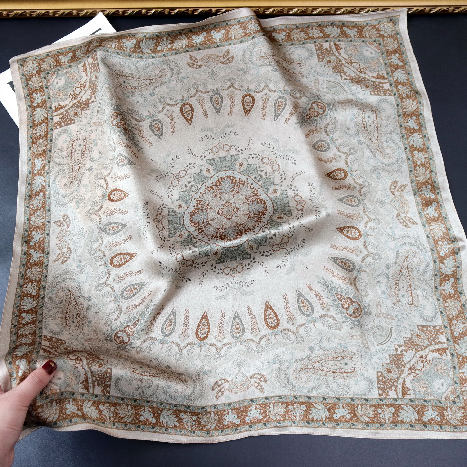 68cm真丝中方巾经典复古腰果花纹