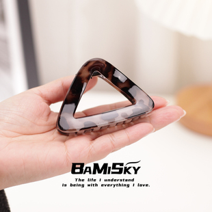 高端独特漂亮三角抓夹2026超级好看的发夹小号过渡期半扎发鲨鱼夹