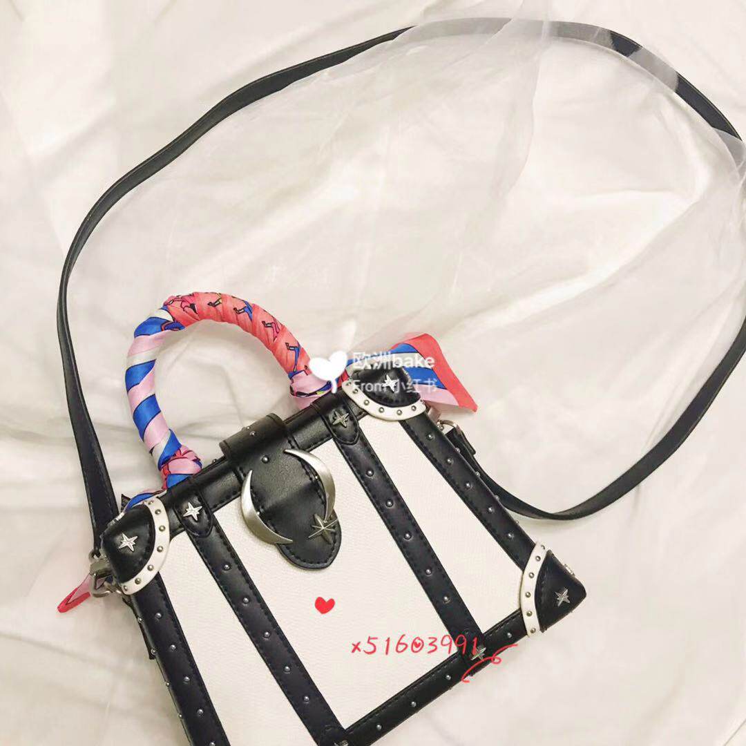 泰国小众潮牌quinn小方包盒子包铆钉包百搭复古手提斜挎包时尚包