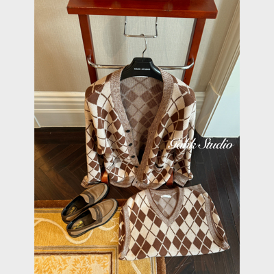 GAHKSTUDIO 经济上行期 美式贵公子菱形格撞色毛衣两件套