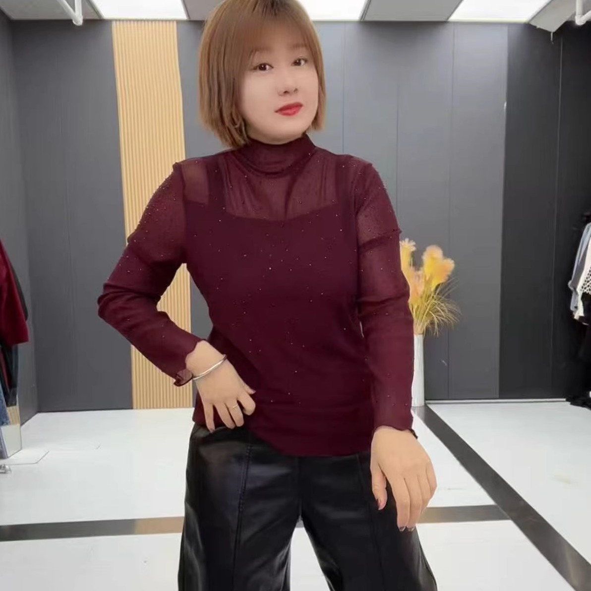 2025冬新款韩版时尚木耳领洋气重工烫钻加肥加大码弹力舒适打底衫