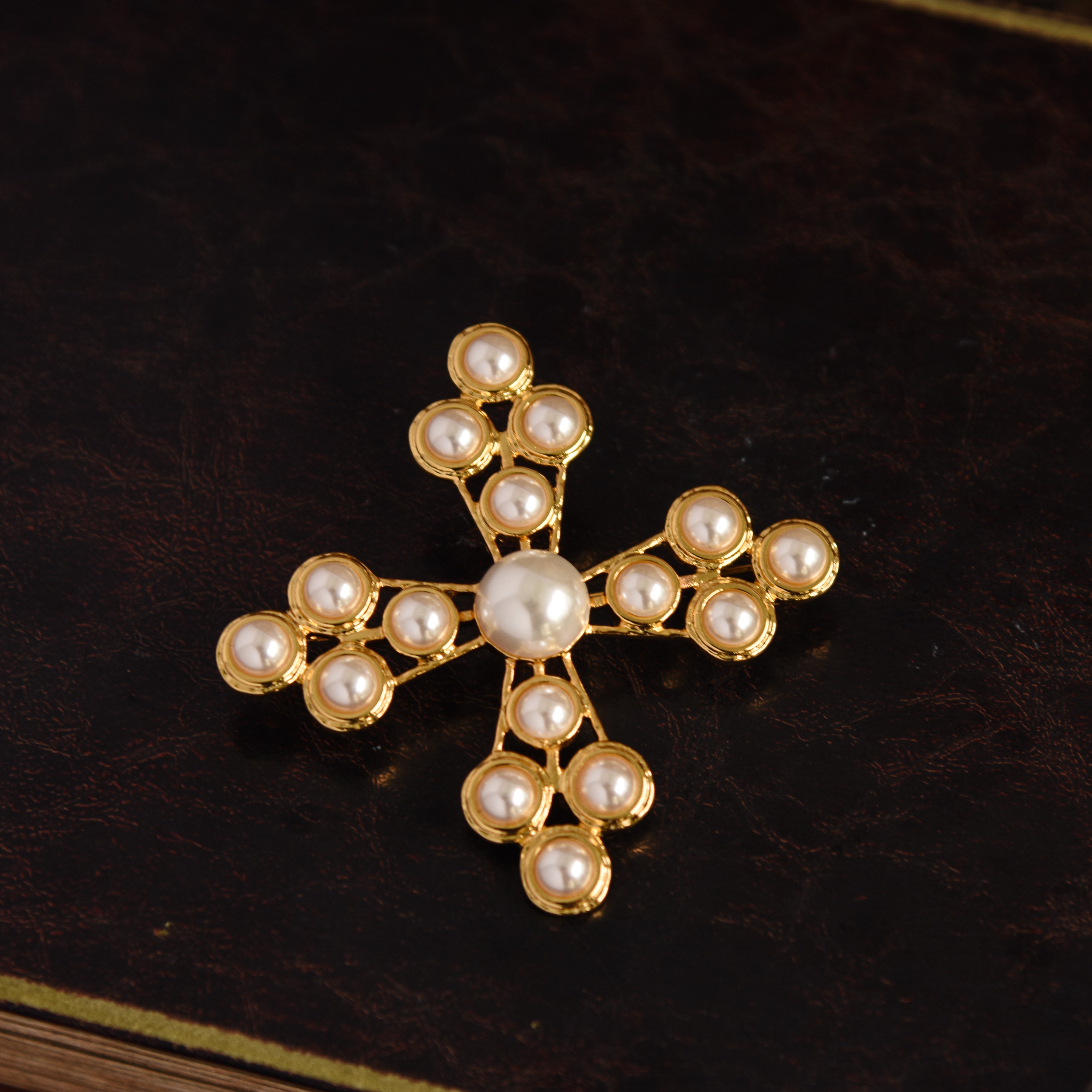 昨日邻家乞新火，晓窗分与读书灯。宫廷风西洋古董珍珠胸针厚重感