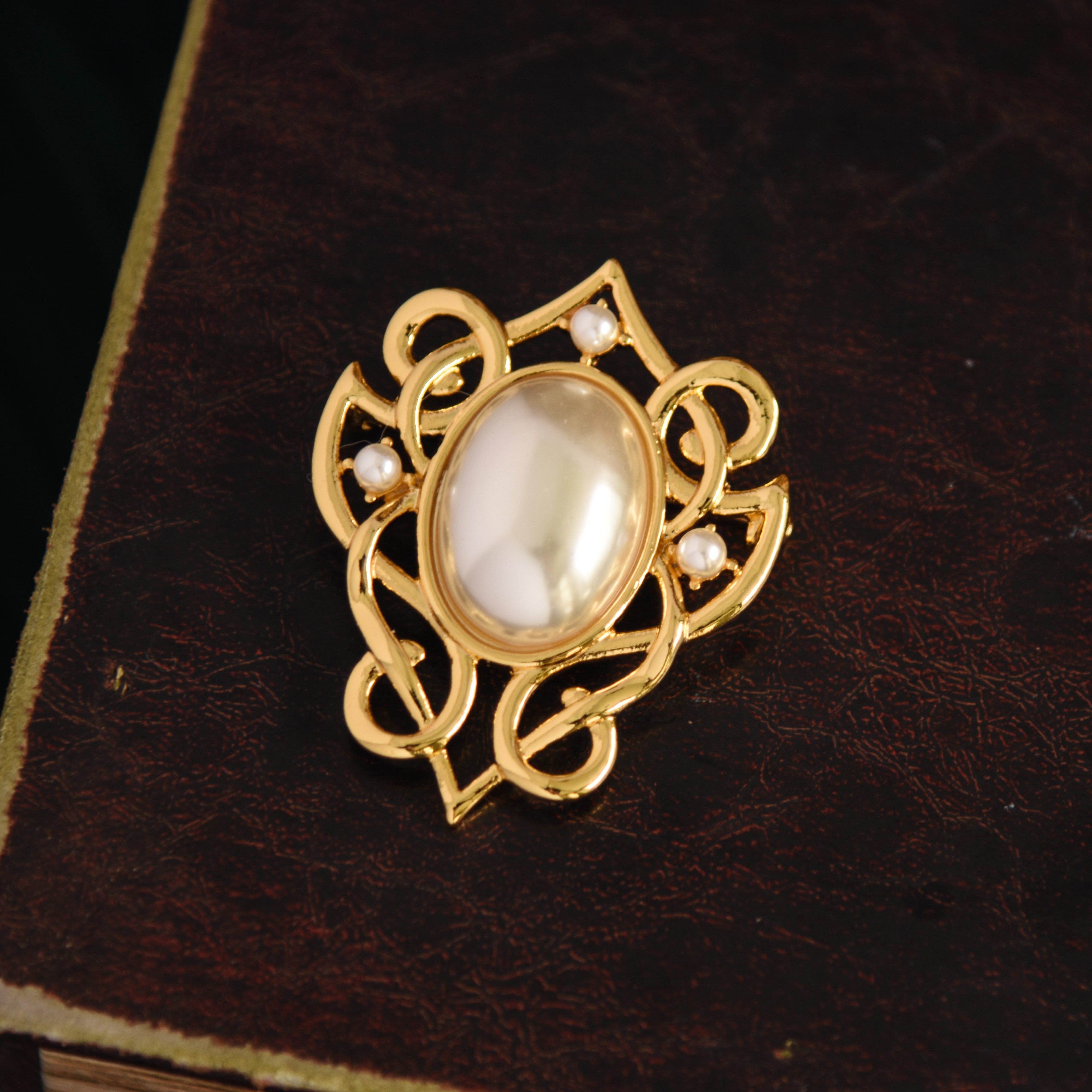 苔花如米小，也学牡丹开。胸针别针配饰复古珍珠中世纪宫廷风