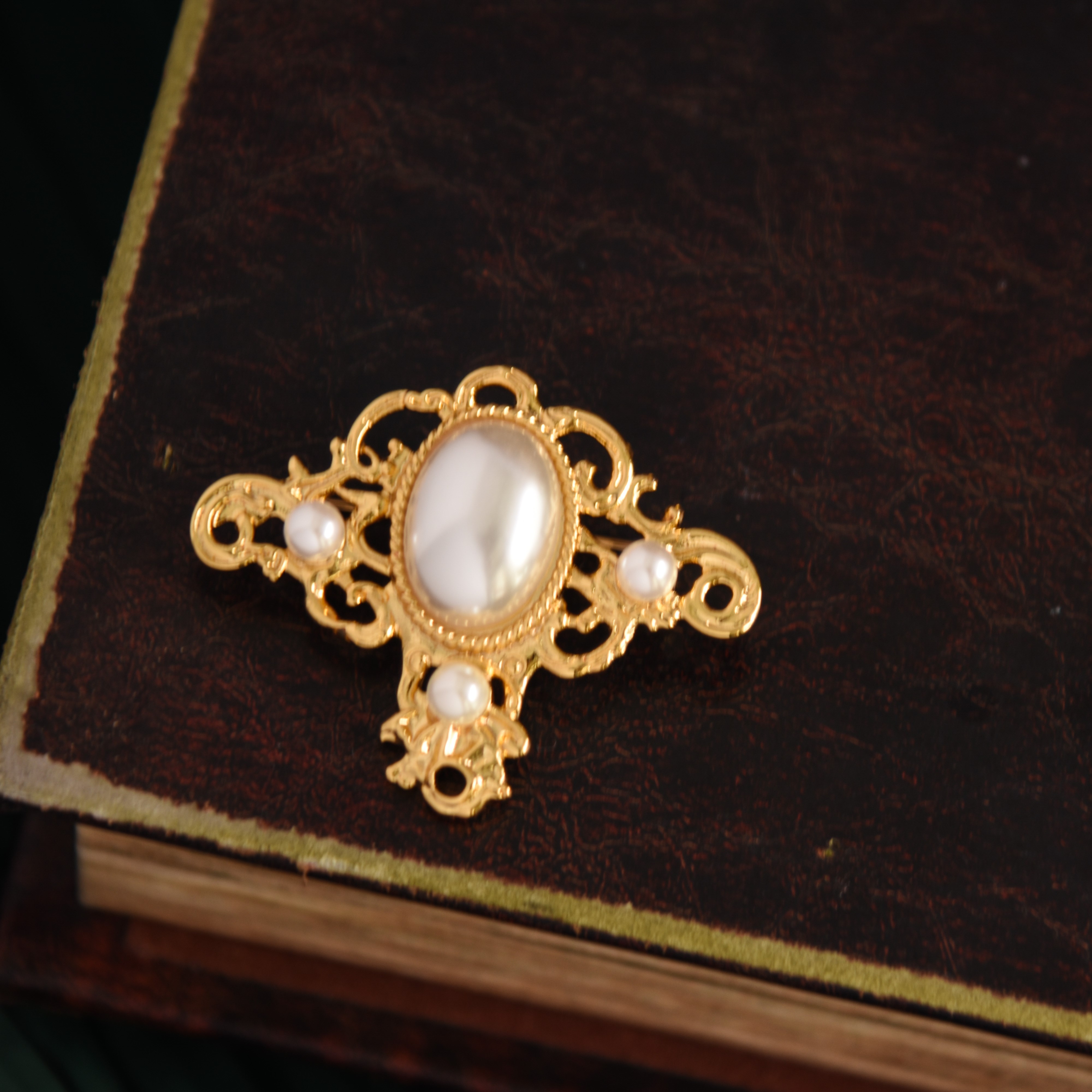 苟日新，日日新，又日新。文艺复古珍珠胸针气质小众高级感别针女