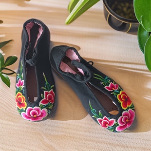 配古风裙的鞋子纯手工老绣鞋古风鞋子云南民族风复古刺绣女鞋白族