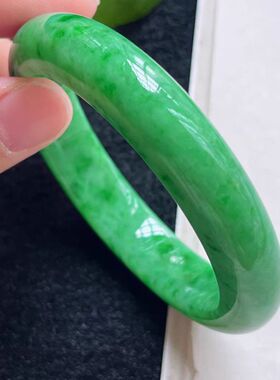 精品绿色手镯爆款玉石女款绿色显白玉镯子翡色石英岩玉翠玉仿真玉