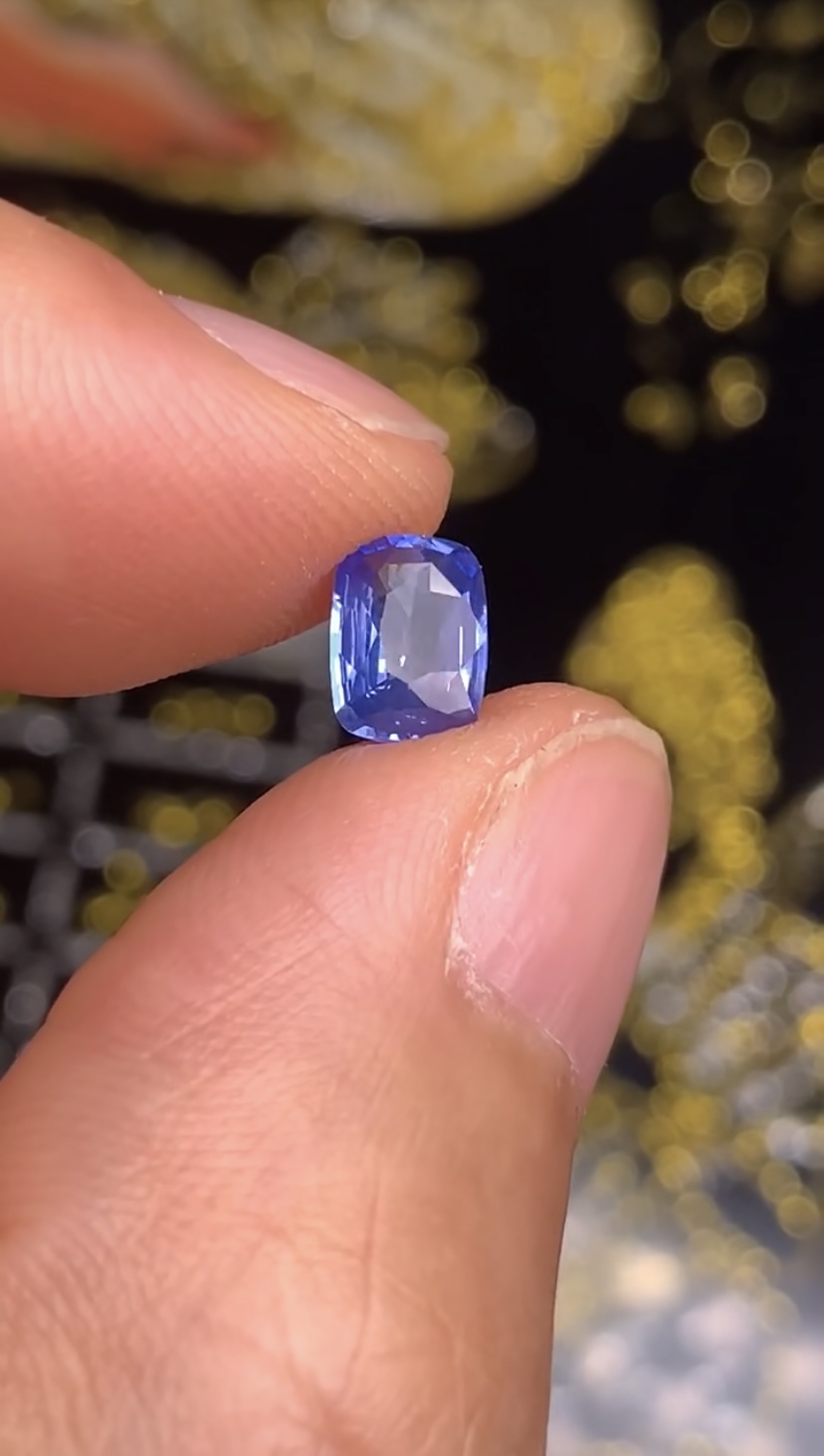 1.06克拉 斯里兰卡天然老烧矢车菊蓝宝石 （1128）