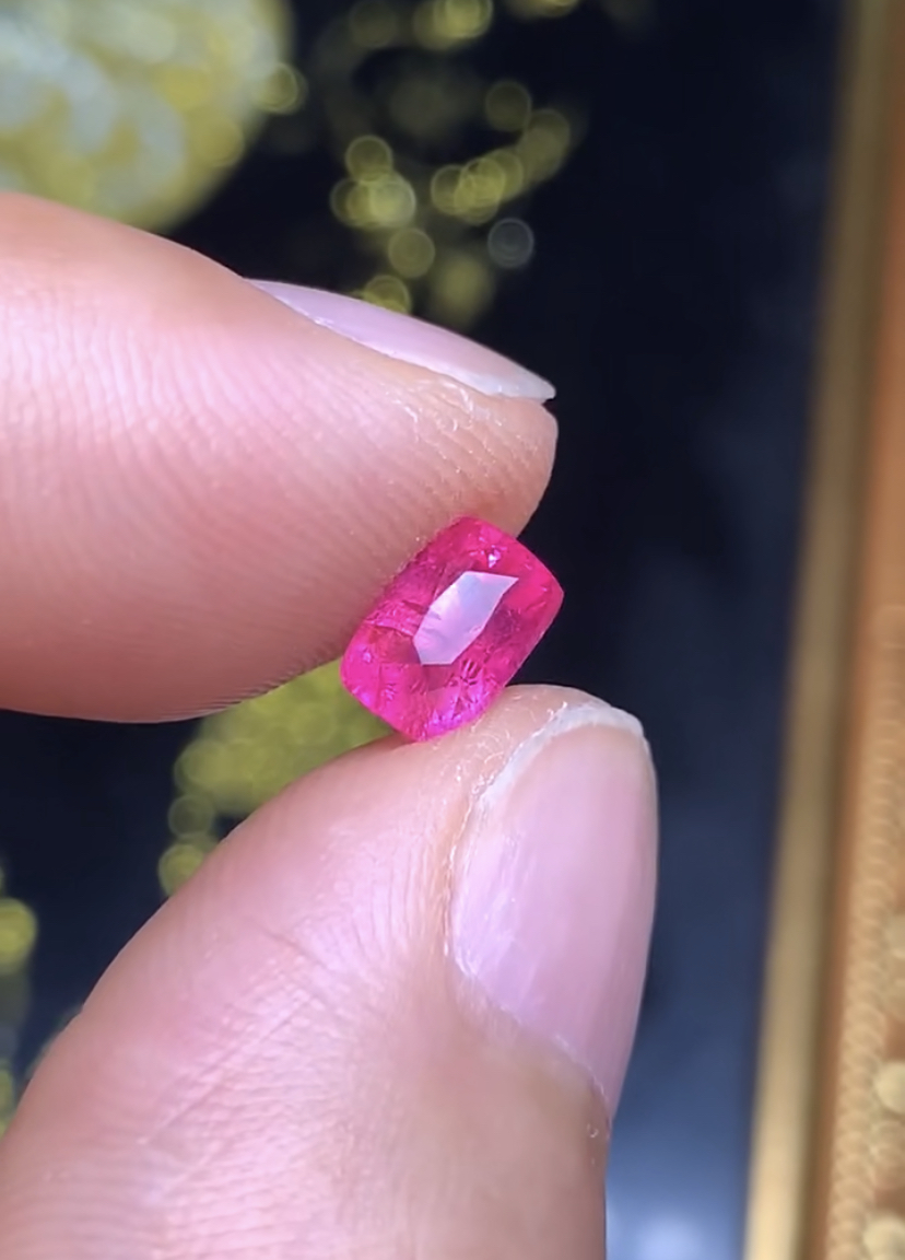 1.34克拉 坦桑尼亚天然无烧马亨盖尖晶石 热粉 （1205）