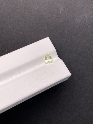 0.74克拉 斯里兰卡天然无烧荧光笔金绿 （0105）