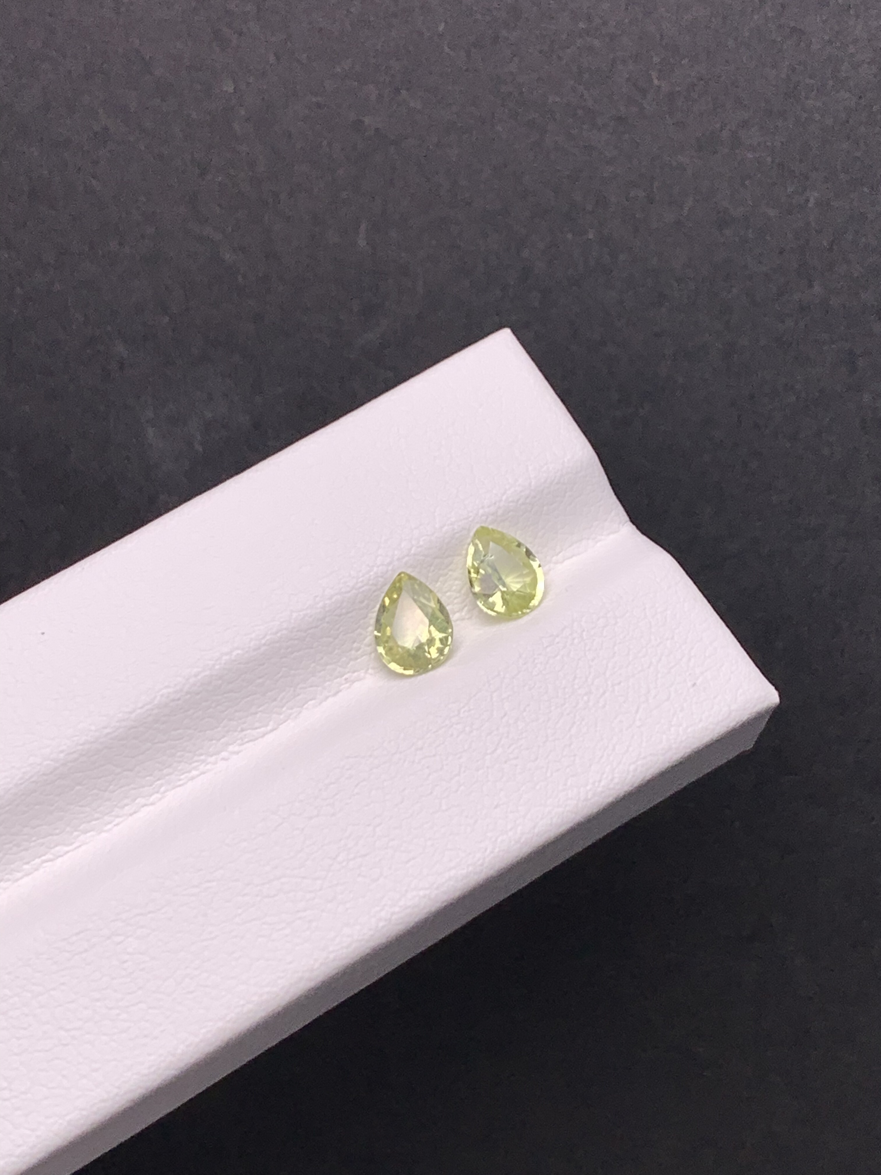 1.11克拉一对 斯里兰卡天然无烧荧光笔金绿宝石 （1122）