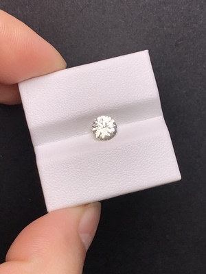 0.89克拉 斯里兰卡天然老烧白色蓝宝石 （0214）