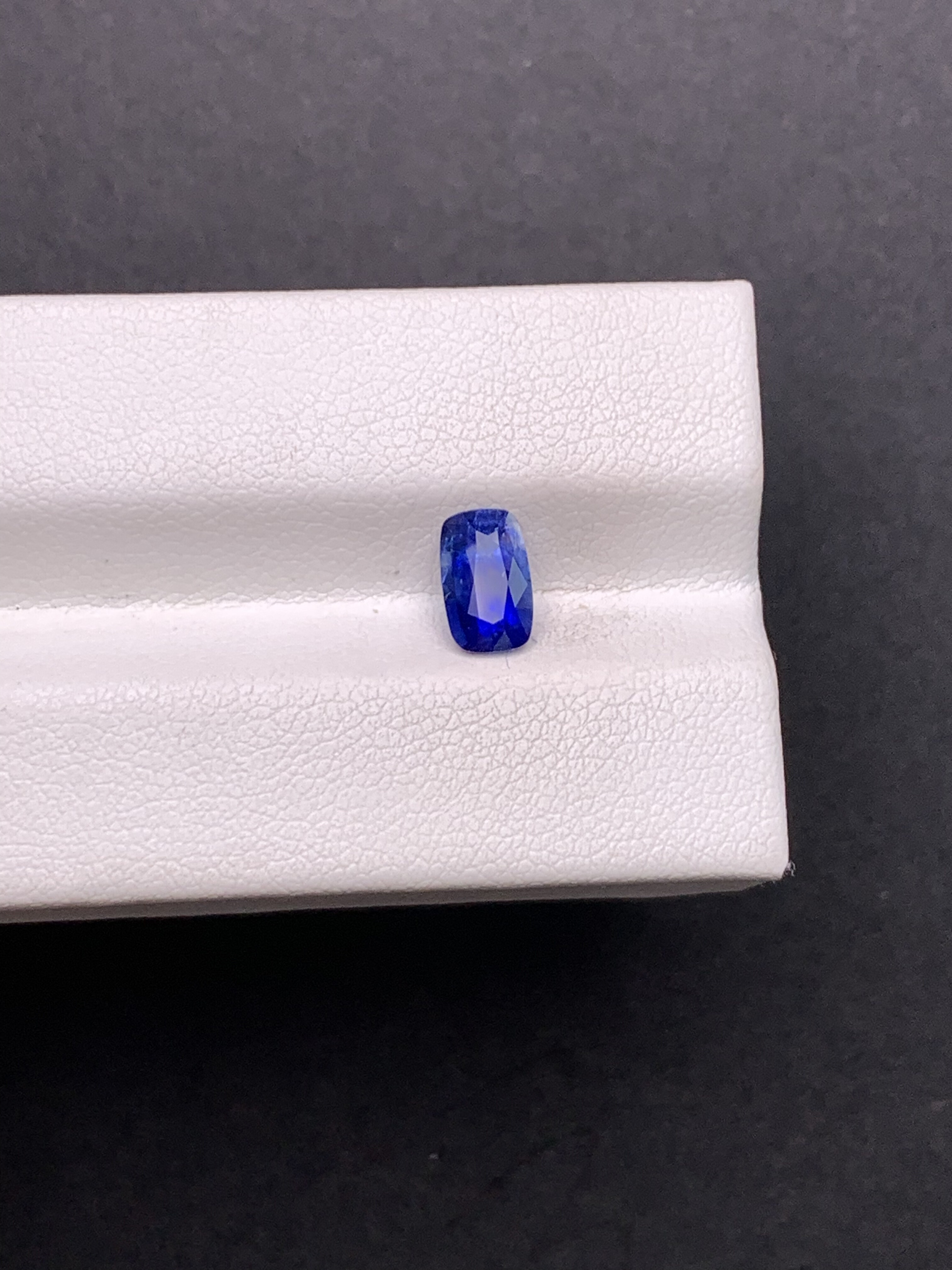 1.07克拉 斯里兰卡天然老烧皇家蓝蓝宝石 （1017）