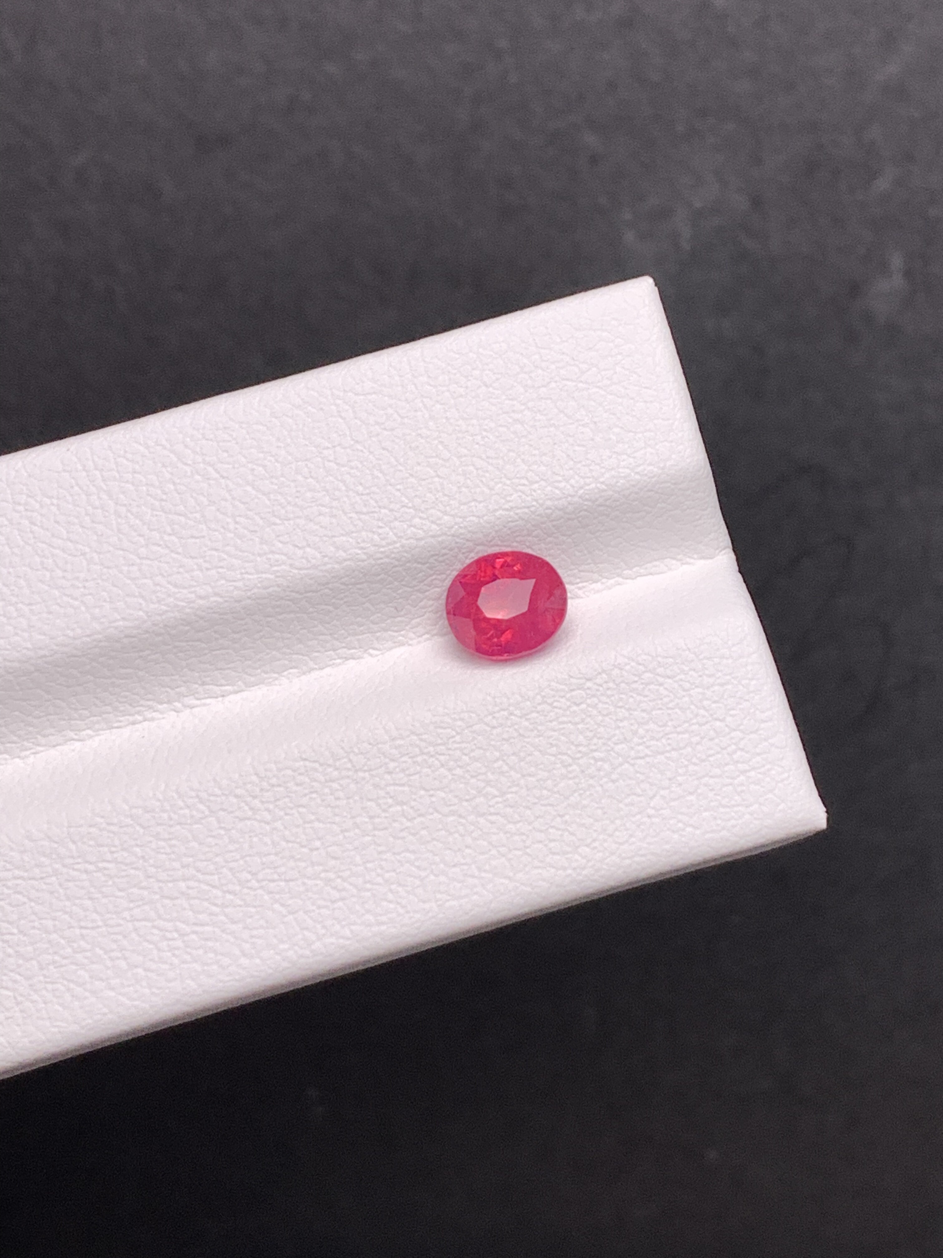 1.36克拉 坦桑尼亚天然无烧马亨盖尖晶石 草莓熊色（1029）