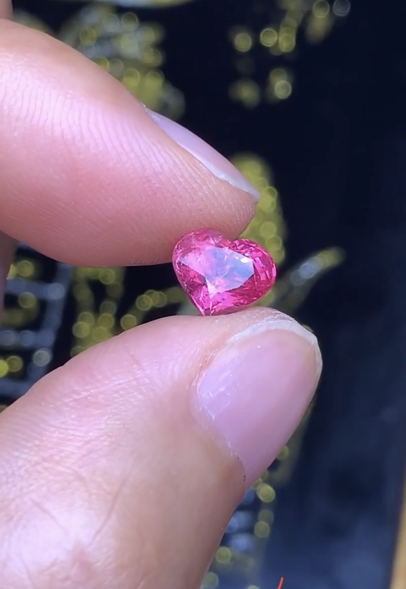 2.1克拉 坦桑尼亚天然无烧尖晶石马亨盖热粉 （1209）