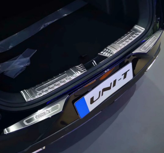 长安UNI-T装饰配件改装专用不锈钢后备箱后护板