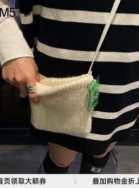 J1M5买手店 白色羊毛斜挎包羊绒包简约百搭