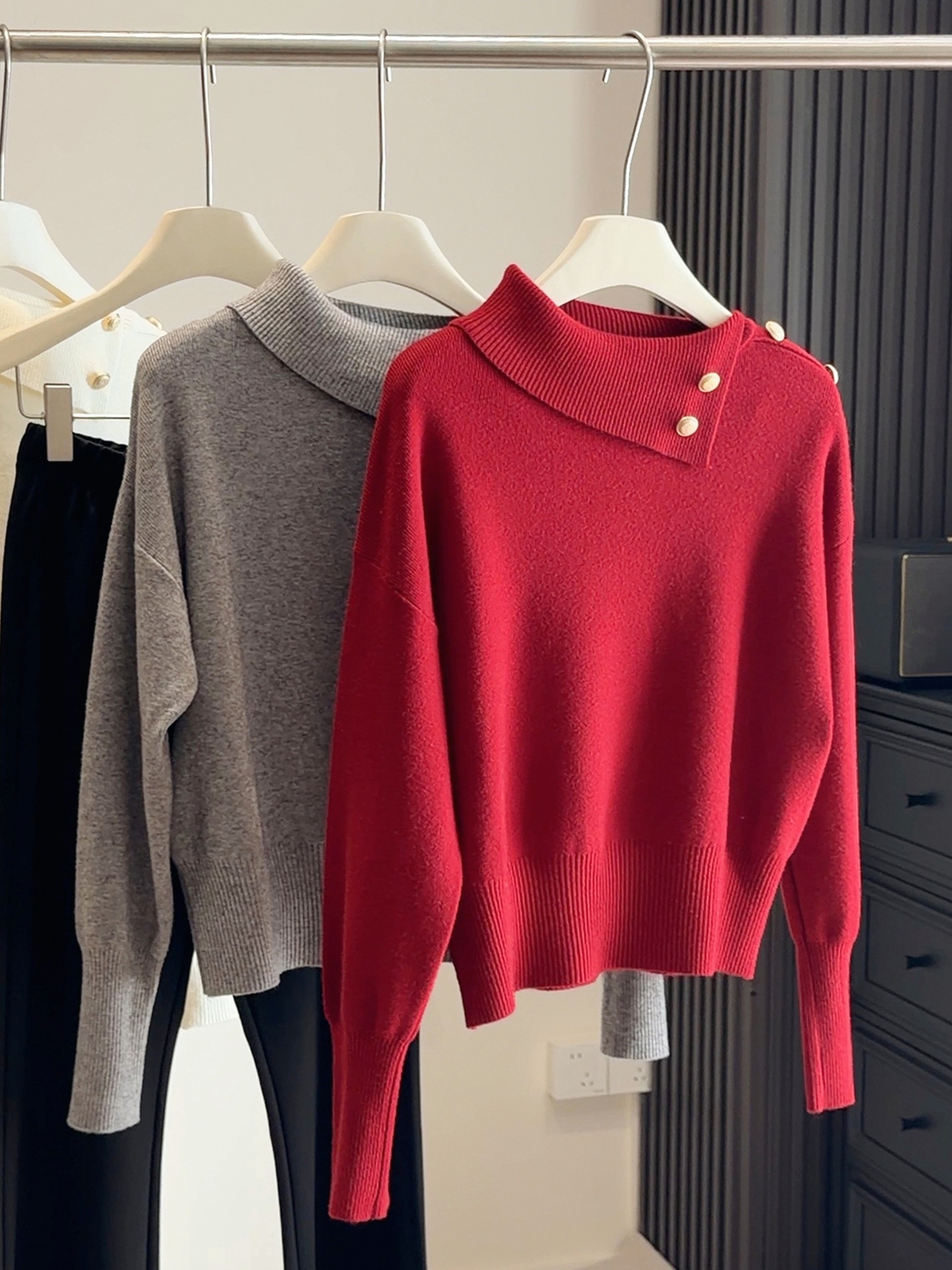 设计感斜肩扣高领毛衣女秋冬宽松显瘦慵懒风软糯针织衫纯色上衣