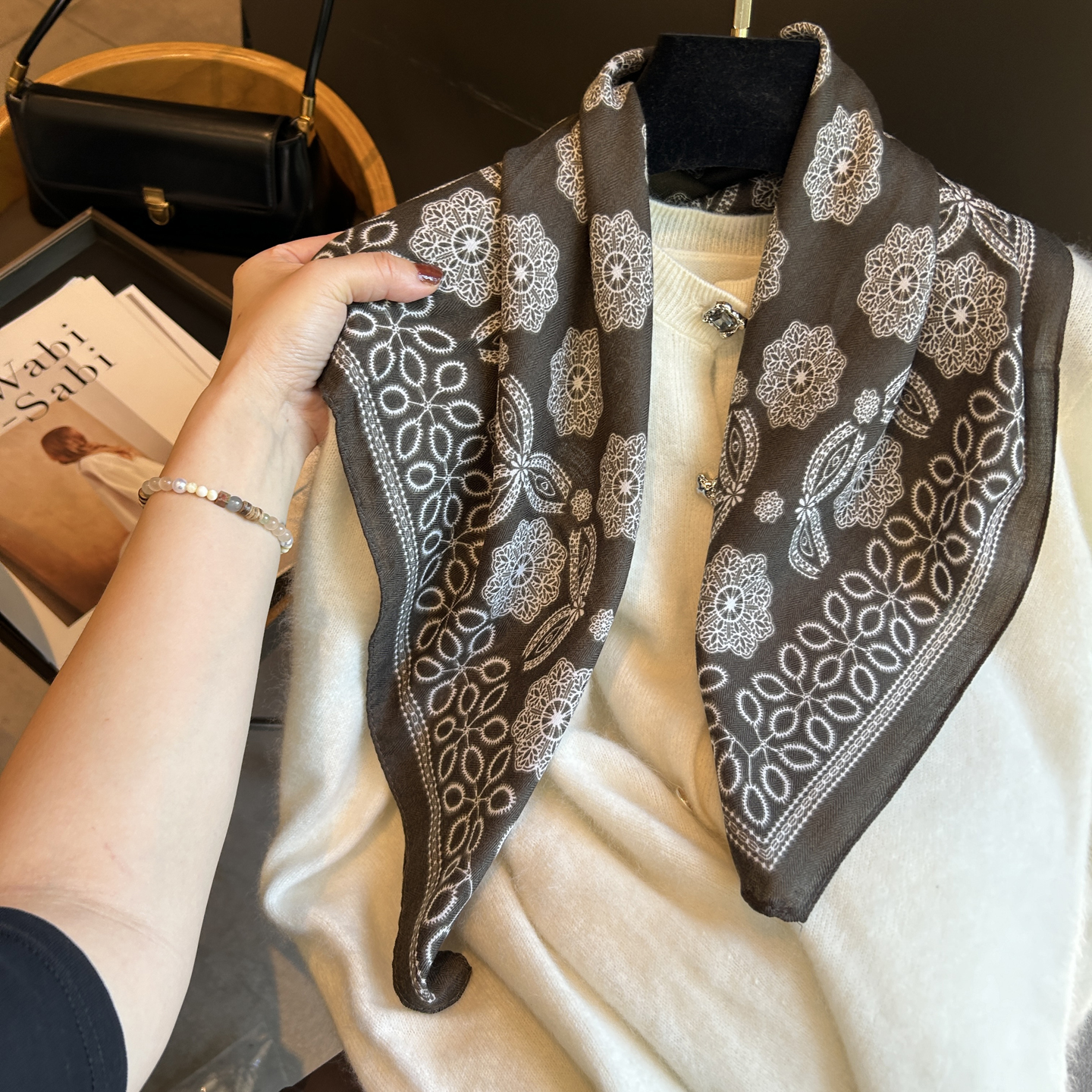 法式丝巾女秋冬季复古深绿色印花围巾女方巾小披肩百搭装饰小领巾