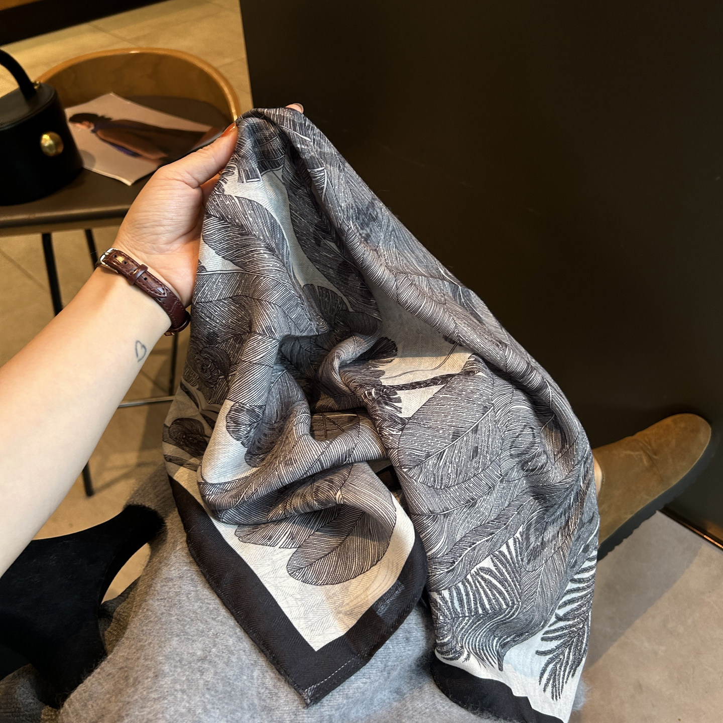 围巾女秋冬季新款法式丝巾女棉麻手感复古印花小披肩装饰领巾方巾