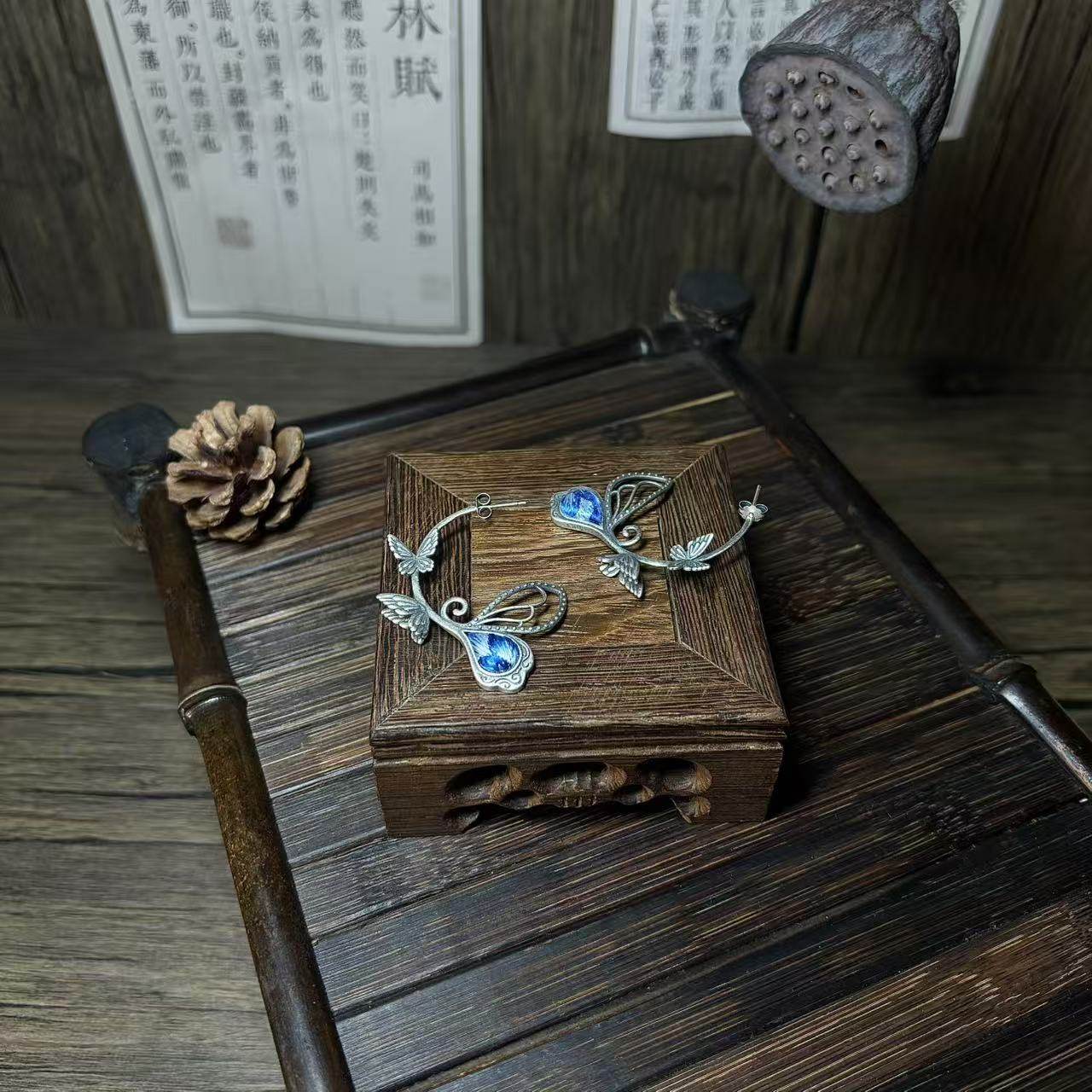 特色手工艺/地区民间特色手工艺/刺绣/蝶栖芜耳饰