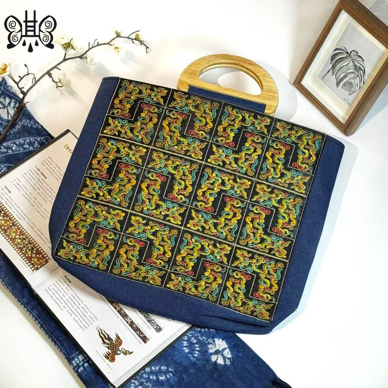 特色手工艺/地区民间特色手工艺/刺绣/机绣木柄包