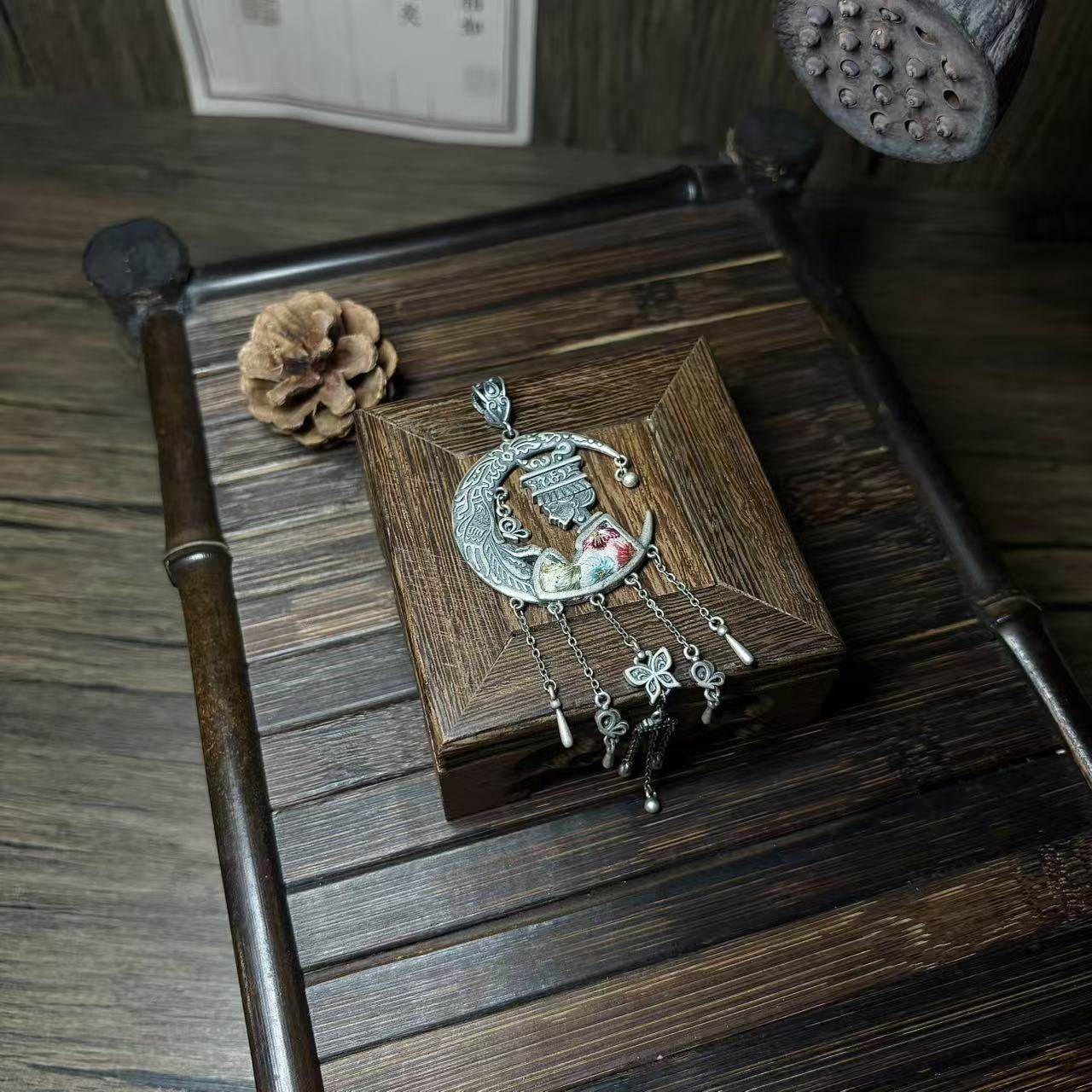 特色手工艺/地区民间特色手工艺/刺绣/仰阿莎纪念款吊坠