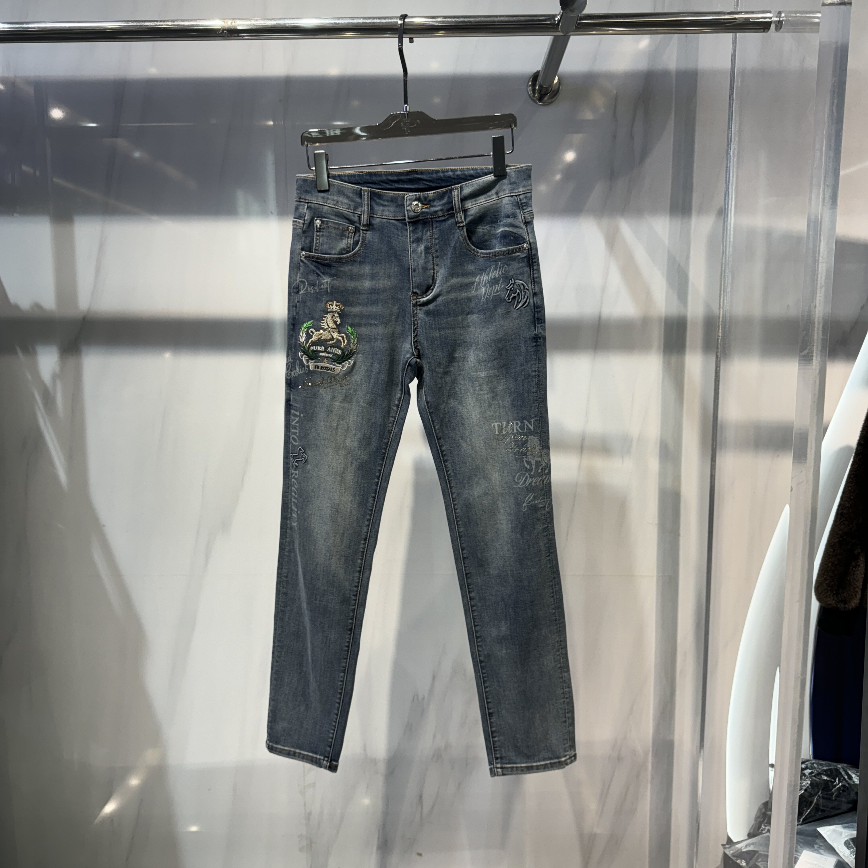 男士刺绣牛仔裤2026春夏薄款重工徽章贴布休闲个性时尚百搭潮长裤