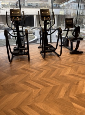 健身房鱼骨拼木纹减震RVT橡塑地板