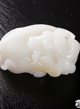 黄皮白玉籽玉把件牛气冲天