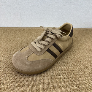 青年交叉绑带 浅棕色圆头系带运动鞋 复古真皮德训鞋 平底百搭休闲鞋