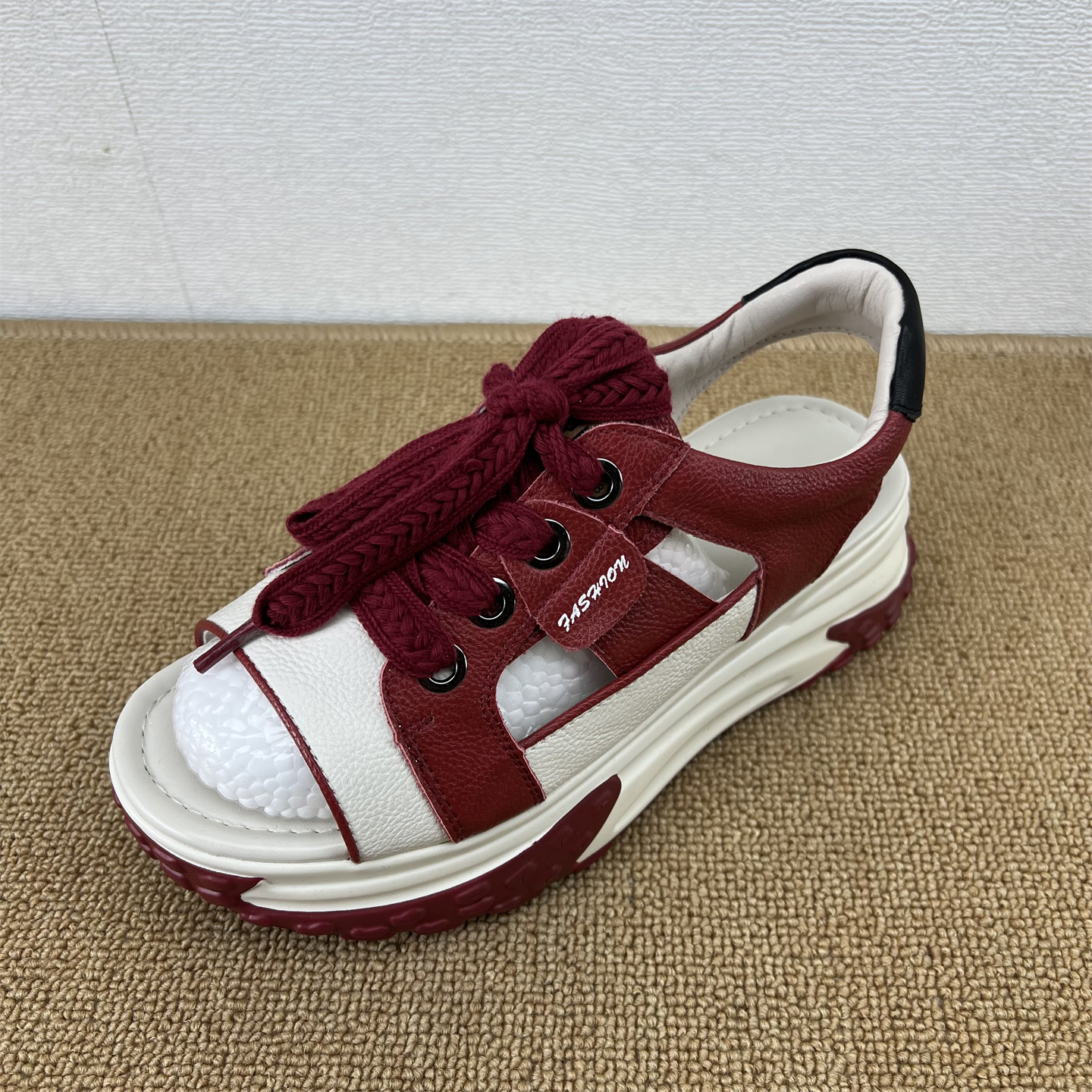 2025年夏季休闲凉鞋女夏季酒红色