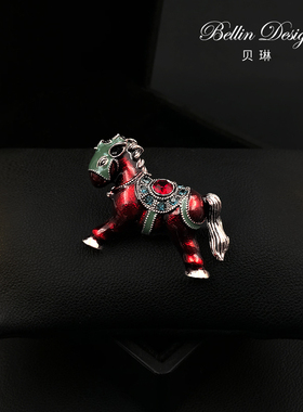 《红韵富贵骏马》胸针