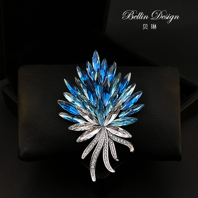 《冰海蓝焰》水晶胸针
