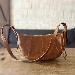 秋冬新品小众设计头层牛皮简约复古牛角包饺子包大容量轻奢女式包