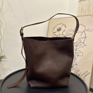 进口植鞣头层牛皮单肩包斜跨水桶包大容量简约大气松弛感休闲女包