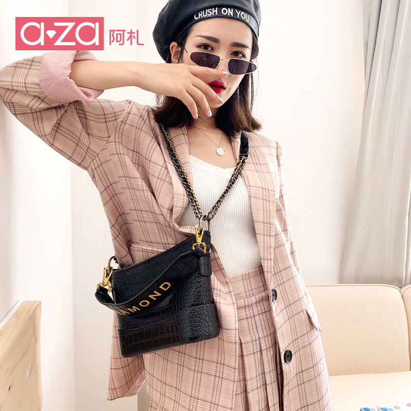 水桶包2020新款潮时尚高级感小香风包包女百搭斜挎包单肩流浪包女