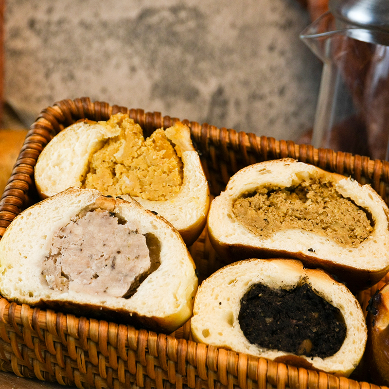 芋泥黑芝麻奶酪夹心碱水面包