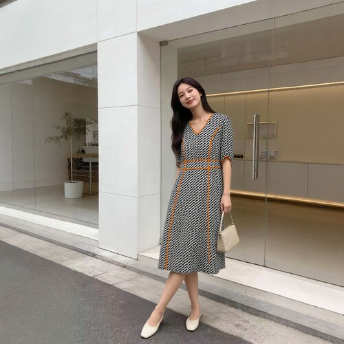 2026夏H海系列1 衣佳人折扣女装 V字领 镶边 个性花色连衣裙068