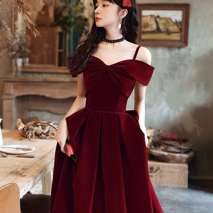 红色敬酒服新娘2025新款秋冬吊带小个子订婚连衣裙复古丝绒晚礼服