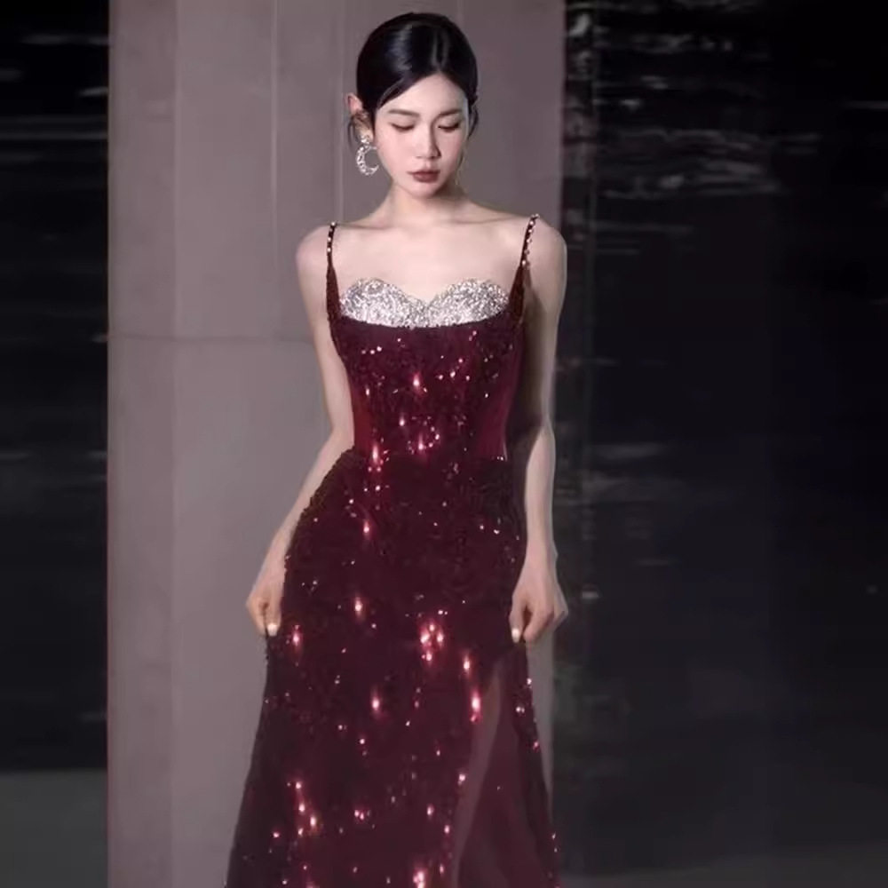 酒红色吊带敬酒服新娘2026新款高级感亮片性感订婚晚礼服宴会名媛