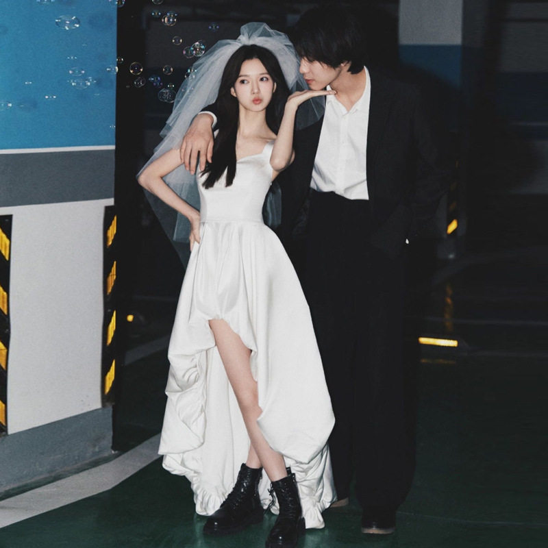 法式轻婚纱新娘简约气质吊带缎面出门纱前短后长白色领证登记