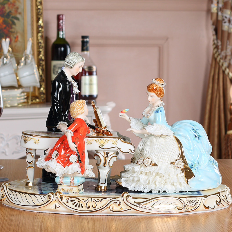 高档欧式奢华宫廷陶瓷人物摆件弹钢琴拉小提琴一家三口结婚礼品