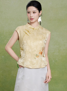 女装2026春夏淡黄色新中式盘扣马甲女夏季无袖设计感锦鲤刺绣上衣